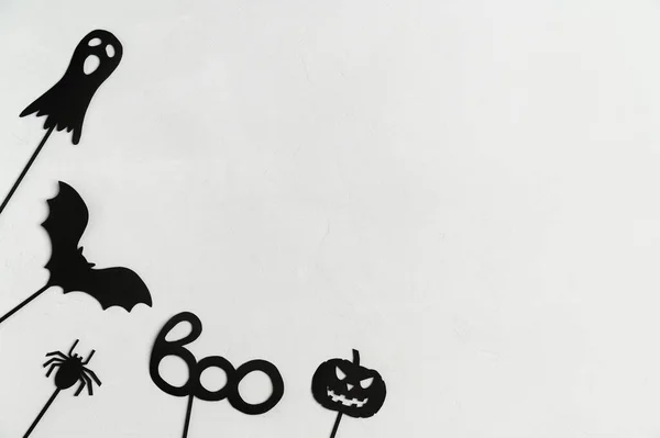 Happy Halloween-Tag. Draufsicht Halloween Party Accessoires auf pastellblauem Hintergrund. — Stockfoto