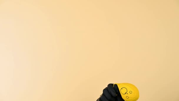 黄色いハロウィンバルーンがハニーマスタード色の背景で膨らむ. — ストック動画