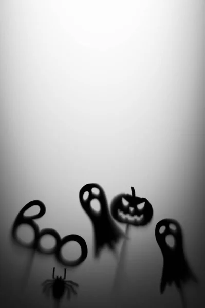 Decoração de Halloween. Fantoches das Sombras Terríveis. Sombras abóbora, fantasma, aranha, e palavra Boo no fundo cinza. — Fotografia de Stock