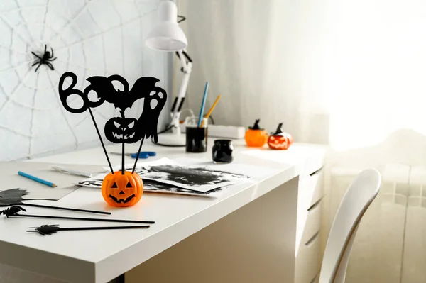 Je me prépare pour Halloween. Concept de bricolage. Décorations d'Halloween sur un bureau blanc, à l'intérieur. Pendant la journée. — Photo