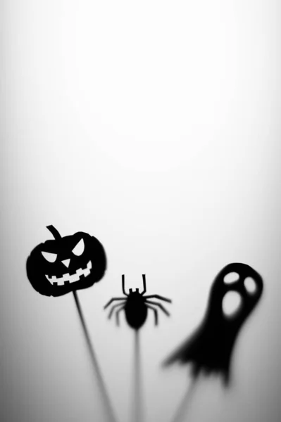 Прикраса на Хелловін. Жахливі ляльки тіні. Тіні гарбуз, привид, павук на сірому фоні . — стокове фото