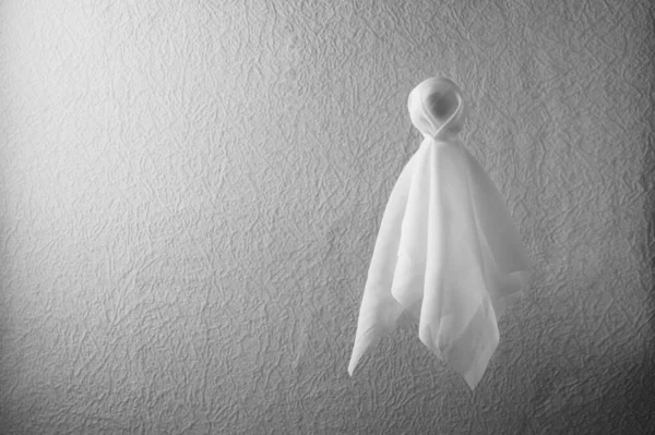 Létající halloweenský duch. Děsivý bílý duch na světle šedém pozadí. — Stock fotografie