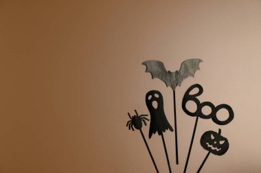 Mutlu Cadılar Bayramı. Pastel kahverengi arka planda Cadılar Bayramı parti aksesuarları.