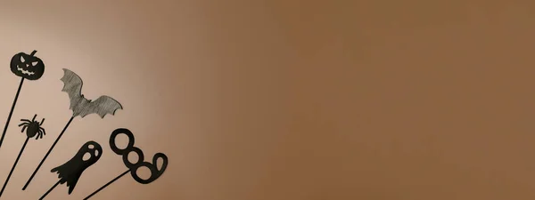 할로윈 장식이요. 맨 위 뷰 할로윈 파티 액세서리가 파스텔 갈색 배경 위에 있다. — 스톡 사진