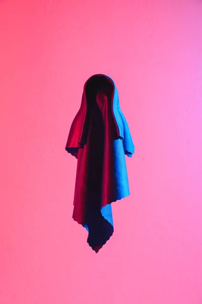 Fantasma de Halloween voador. fantasma azul assustador, iluminado com luz de néon. — Fotografia de Stock