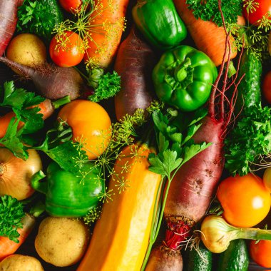 Eko gıda konsepti. Koyu ahşap arka planda çeşitli taze sebzeler. Sağlıklı yemek, temiz yemek. Selüloz fiber kaynağı.