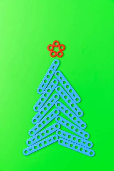 Árvore de Natal alternativa feita a partir de uma construção de brinquedo definida em um fundo verde. — Fotografia de Stock