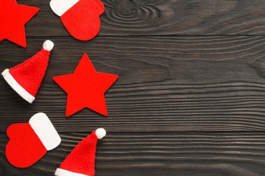 Koyu ahşap arka planda Noel süslemelerinin üst görüntüsü.