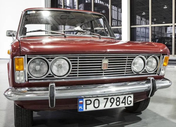 Statik görüntü üzerinde eski araba.