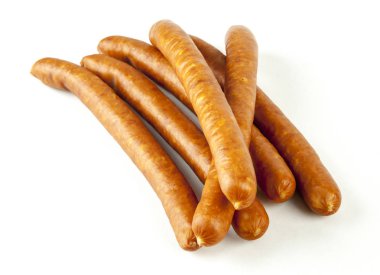 Beyaz arka planda izole edilmiş sosisler