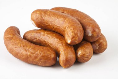 Beyaz arka planda izole edilmiş sosisler