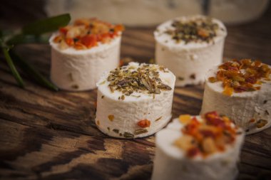 Çeşitli baharatlı peynirli börek. Aperatif olarak mükemmel.