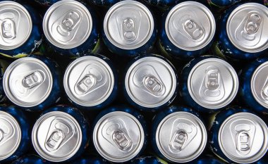 Yiyecek ve imalat endüstrisinde kullanılan alüminyum içecek kutuları. Geri dönüştürülmüş malzemeden yapılmış ambalaj.