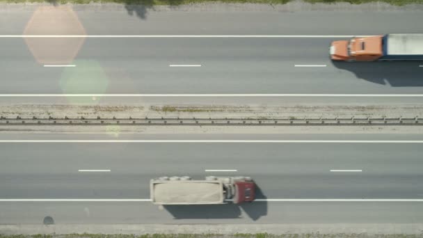 Вид с воздуха на шоссе с автомобилями и грузовиками — стоковое видео