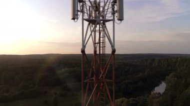 Hücresel telekom kulesinin yakın çekim havadan görünümü