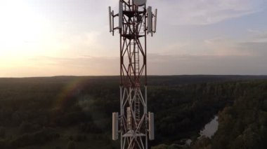 Mobil hücresel telekom kulesinin havadan görünümü