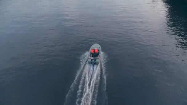 Coast Guard reageert op een noodsignaal. — Stockvideo