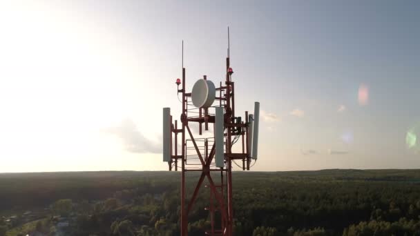 Tiro aéreo em volta de torre de telecom em um rural — Vídeo de Stock
