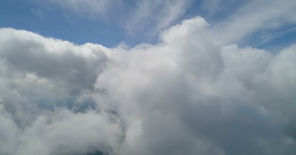 Zdjęcia z lotu ptaka nad chmurami, widok z kokpitu — Wideo stockowe
