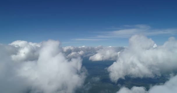 Vista do cockpit a partir da janela do avião e acima das nuvens, imagens aéreas — Vídeo de Stock