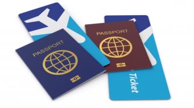 Uluslararası uçuş pasaportlarının sayfaları arasında uçak biletleri