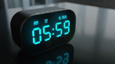 Alarm çalar ve sabahın 6 'sında bizi uyandırır.