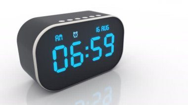 Alarm saati, sabah saat 7 'de beyaz zemin halkalarında izole edildi.