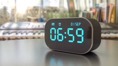 Masadaki çalar saat öğrenciyi 1 Eylül 'de okula geri döndürüyor.