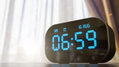 Saat sabahın 7 'sinde çalıyor ve alarm flaşları çalıyor.