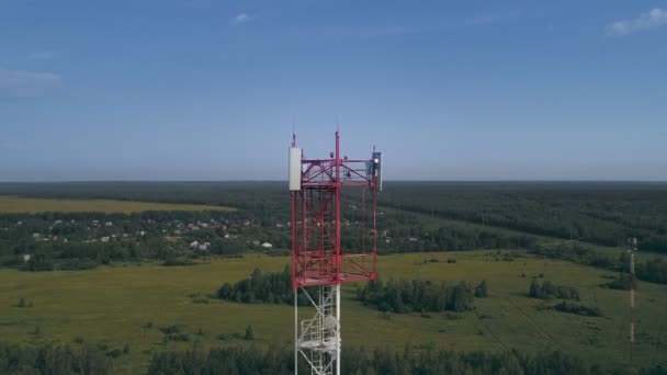 Widok z lotu ptaka na wieżę telekomunikacyjną w celu rozwiązywania problemów związanych z urządzeniami łączności — Wideo stockowe