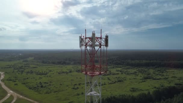 Widok z lotu ptaka na wieżę komórkową z anteną internetową 5g i anteną satelitarną 4g — Wideo stockowe