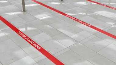Halka açık yerlerde kırmızı kuyruk ve sosyal uzaklık