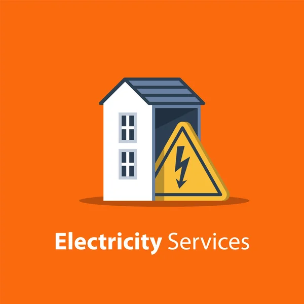 Reparação e manutenção de eletricidade, casa com sinal de triângulo de alta tensão — Vetor de Stock