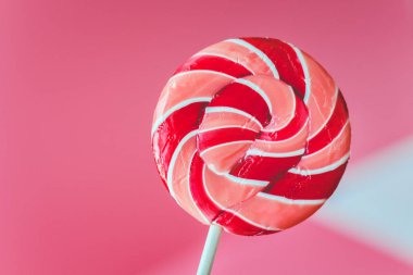 Pembe arka planda renkli lolipop. Düz yatıyordu. Asgari konsept.