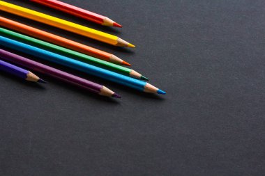 siyah arka plan üzerine izole renkli kalemler