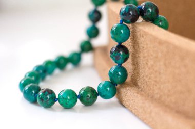 Turkuaz Boncuk cork tree bir kutu üzerinde yalan