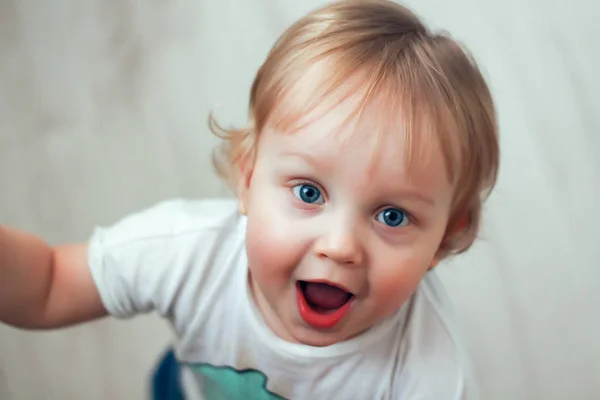 Retrato de um ano de idade bonito menino surpreso com olhos azuis e cabelo loiro — Fotografia de Stock