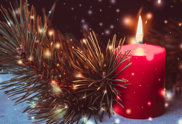 Siyah bir arka plan üzerine bir Advent çelenk çam dalları ve altın Noel topları ile mum yanan kırmızı — Stok fotoğraf