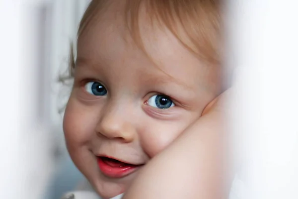 Close-up retrato de um menino bonito de um ano de idade com olhos azuis e cabelo loiro — Fotografia de Stock