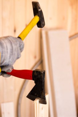 Oluşturma araçları. Ahşap. Çekiç ve erkek elinde balta