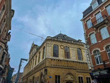 Leuven, Belçika 'da iki caddenin köşesinde, aydınlık mavi gökyüzünün altında, karmaşık mimari detaylarla dolu, güzel, tarihi bir bina gururla duruyor..