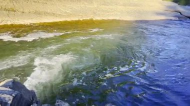 Ukrayna 'nın İvano-Frankivsk bölgesindeki Vygoda köyündeki Mizunka ve Mizunsky şelalesinin yaz manzarası. Mizun Şelalesi