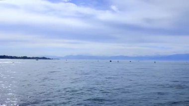 Veneto 'nun Verona ilindeki lago di Garda' nın su manzarası. İtalya 'nın en büyük kıyısı Garda Gölü. Peschiera del Garda 'dan görülen Garda Gölü' nün muhteşem manzarası. Güzel bir yaz günü.