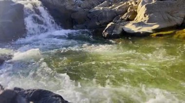 Ukrayna 'nın İvano-Frankivsk bölgesindeki Vygoda köyündeki Mizunka ve Mizunsky şelalesinin yaz manzarası. Mizun Şelalesi