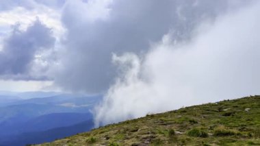 Karpatlar 'da bir yaz günü dağ tepesinde Hoverla' da bulutlar dolaşır. Dağları kaplayan bulutlar. 