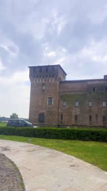 Güzel halk parkı, yemyeşil yemyeşil ve renkli çiçekler arka planda yükselen görkemli dük sarayı rahatlamak için mükemmel bir manzara yaratıyor. Mantova, İtalya