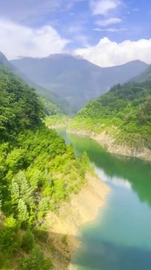 Recchi Köprüsü 'nden Valvestino Gölü. Val di Vesta Doğal Parkı, İtalya, Avrupa 'nın renkli yaz sahnesi. Doğa konseptinin güzelliği.