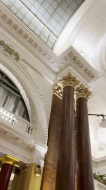 Brüksel, Belçika, 30 Kasım 2023: Beyaz tavanlı Belçika borsası, karmaşık süsler ve mimari ihtişamını ortaya çıkaran zarif sütunlar ve kemerler.