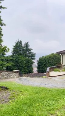 Taş kale, bir köşesinde konik bir çatı bulunan yuvarlak bir kuleye sahip dikdörtgen şeklinde bir şekle sahiptir. Duvarlar boyunca uzanan taş geçitte savunma için çentikli bir korkuluk var. Brescia, İtalya