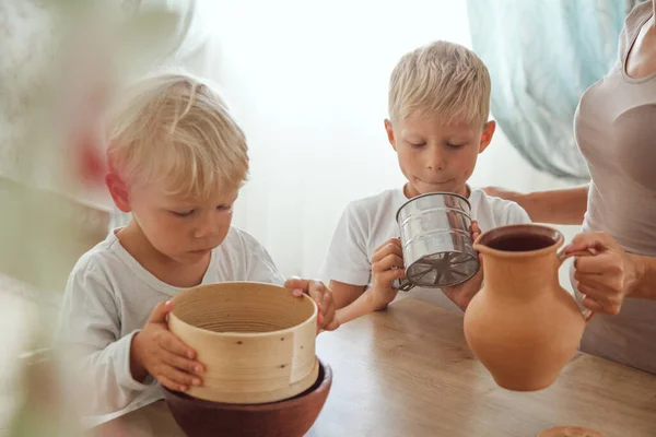 Yong Mutter Mit Zwei Söhnen Kocht Urlaubstorte Der Küche Lässiges — Stockfoto